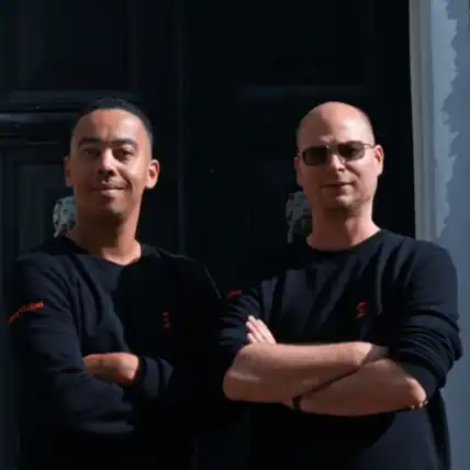 Joost Rohde an Jonathan Oudekerk posing as founders in front of their office